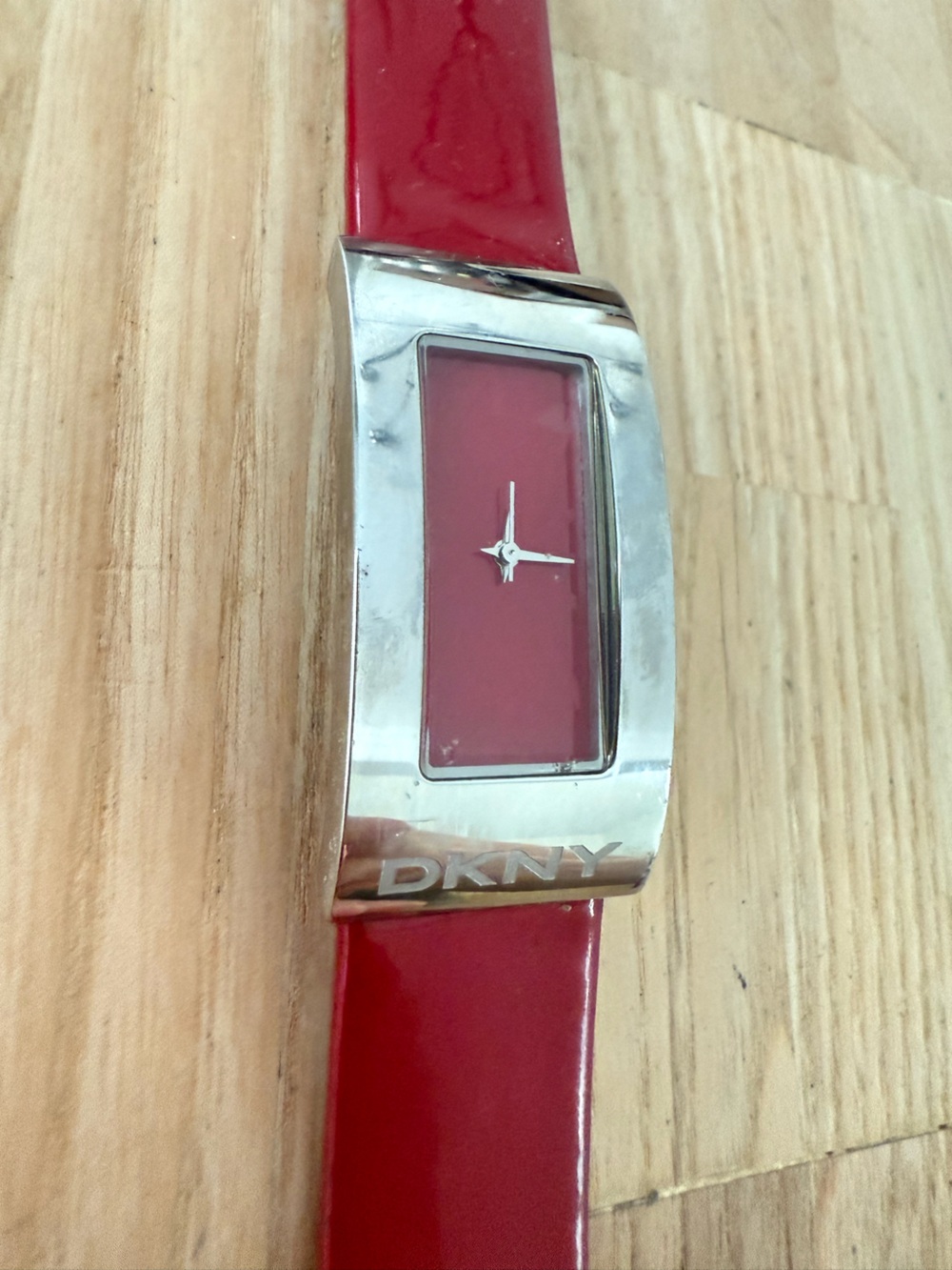 DKNY ladies silver tone red leather minimalist watch NEW BATTERY